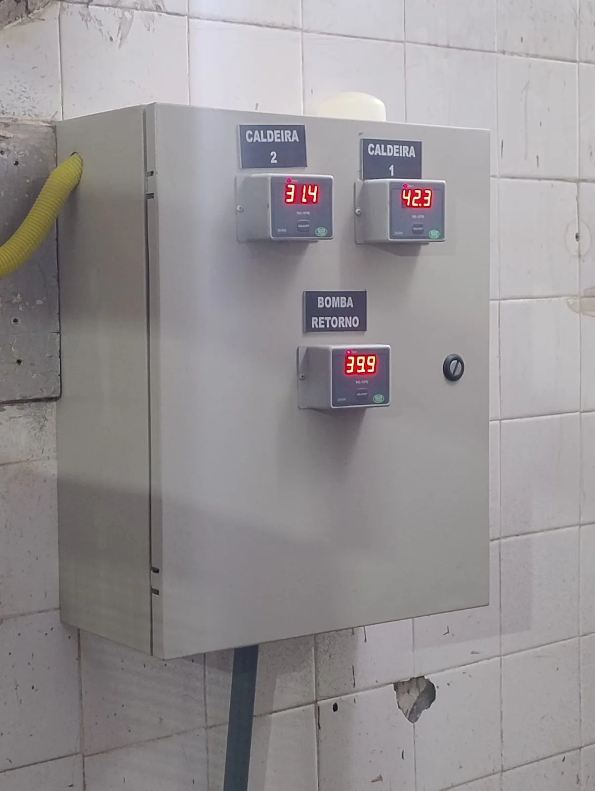 Caldeira aquatubular com sistema de controle de combustão